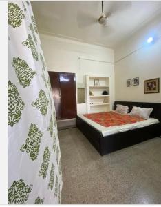坎普尔Suite with an airy rooms的卧室配有一张床