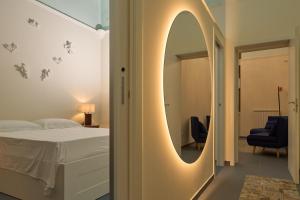 莱切Bobò Suite的卧室配有镜子,位于床边