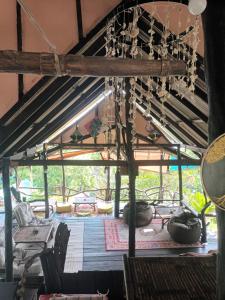 涛岛Salamao Bungalow的一间带木天花板和吊灯的客房