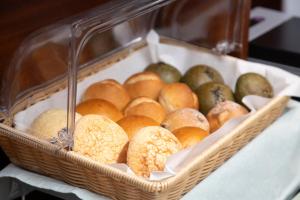 仙台KOKO HOTEL Sendai Kotodai Park的桌上装满面包和梨的篮子