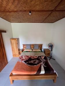 特特巴图绿岛民宿的一间卧室,卧室内配有一张大床