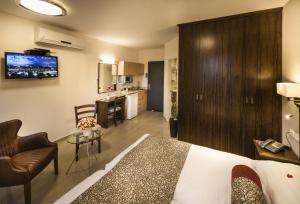 耶路撒冷耶路撒冷市中心酒店的酒店客房带一张床和一个厨房