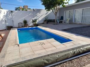 El ChallaoChallao Dream的一座房子后院的游泳池