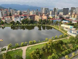 巴统Bellevue Residential Hotel Batumi的享有公园、湖泊和城市的空中景色