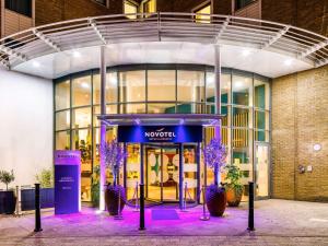 伦敦诺富特伦敦格林威治酒店的一条羊毛商店,前面有紫色的花