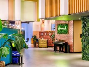 伦敦诺富特伦敦格林威治酒店的大堂设有三角钢琴的餐厅