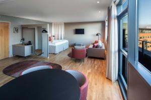 哥本哈根希德哈维恩斯堪迪克酒店的酒店客房设有一间卧室和一间客厅。