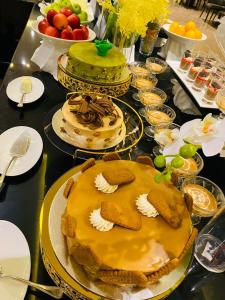 塞拉莱The Plaza Hotel & Resort的餐桌,有几块蛋糕和盘子