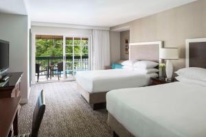 纽波特海滩新港海滩凯悦酒店的酒店客房设有两张床和一个阳台。