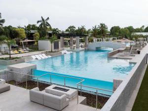 达尔文美居达尔文机场度假酒店的度假村游泳池的图片