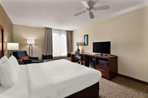 三河城三河城红杉国王峡谷康福特茵套房及酒店的配有一张床和一台平面电视的酒店客房