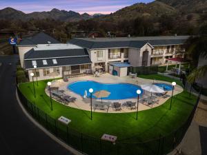 三河城三河城红杉国王峡谷康福特茵套房及酒店的享有带游泳池的房屋的空中景致