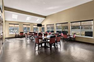 三河城三河城红杉国王峡谷康福特茵套房及酒店的一间带桌椅和窗户的用餐室