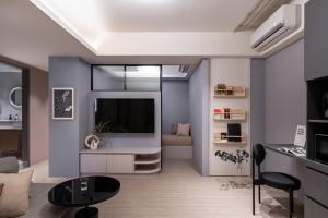 台北Lin Apartments by Olala Homes的一间带电视和沙发的客厅