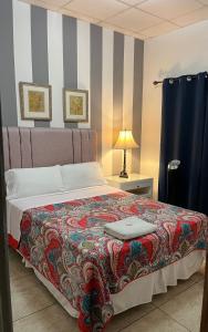 埃斯特利Hostal Rio Piedra的一间卧室配有一张床铺,床上有毯子