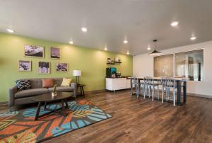 罗克雷治WoodSpring Suites Rockledge - Cocoa Beach的客厅配有沙发和桌子