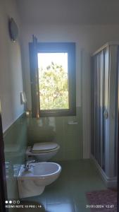 卡斯泰拉马莱ViViHolidays的浴室设有2个卫生间、水槽和窗户。