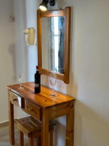 卡沃斯Kavos Panorama Complex的一张带两杯酒和一瓶葡萄酒的木桌