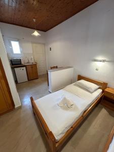 卡沃斯Kavos Panorama Complex的一间卧室,卧室内配有一张大床