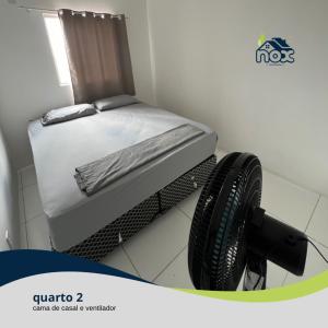 卡鲁阿鲁Nox Temporada - Flat 201 a 4km da Feira e Shopping Caruaru的小卧室配有架子上的床铺