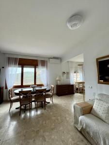 卡尔多纳Can Bastida的客厅配有桌子和沙发