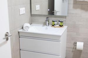 瓦伦西亚DormForYou Arena Delux的浴室设有白色水槽和镜子