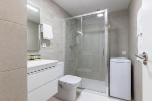 瓦伦西亚DormForYou Arena Standard的一间带卫生间和玻璃淋浴间的浴室