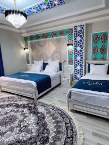 撒马尔罕Diplomat Premium Hotel的一间带两张床的卧室和地毯