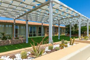 帕拉迪索海岸Gravina Resort & Apartments的仙人掌花园中的白色凉亭