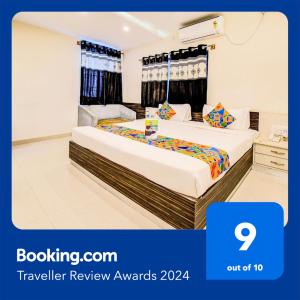 班加罗尔FabHotel Corporate Crown Koramangala的一间酒店客房,房间内设有两张床