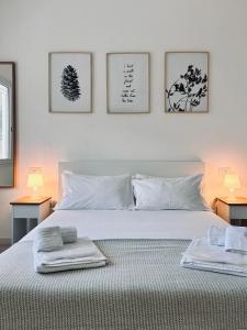 塞拉尔朱斯Villa Noga Rooms的卧室配有白色床和毛巾