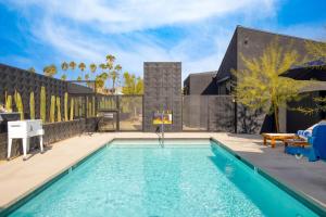 棕榈泉Blackhaus A B Buyout by AvantStay Sleeps 16的一座房子后院的游泳池