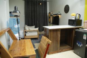 BungomaENz Lovely Apartment 8的厨房配有柜台、桌子和微波炉