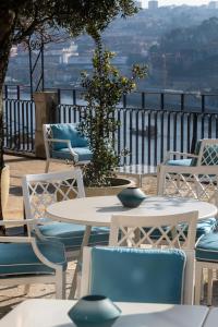 波尔图Maison Bleue的一张桌子和椅子,享有城市美景
