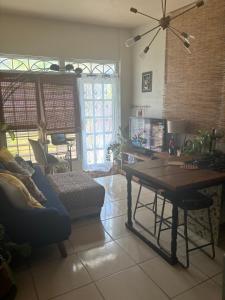 瓜亚马MI CASITA BOHO GREEN的客厅配有桌子和沙发