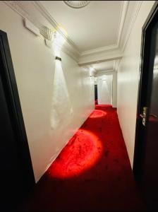 丹吉尔Crystal boulevard的走廊上铺有红色地毯