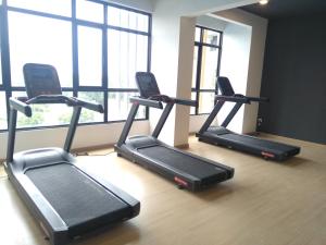 普特拉贾亚Sann's Lodge的一群跑步机在带有窗户的健身房里