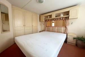 卡兰茨奥赫Knus chalet, De Nollen P12的卧室配有一张白色大床