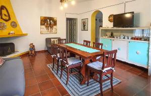奥尔戈索洛Amazing Home In Orgosolo With House A Mountain View的一间带木桌和椅子的用餐室