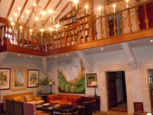 特鲁希略查韦斯宫酒店的带沙发和吊灯的客厅