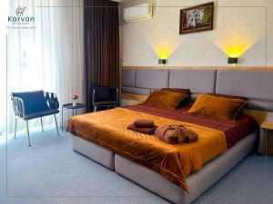 纳夫塔兰Karvan Hotel Naftalan的一间卧室,卧室内配有一张大床
