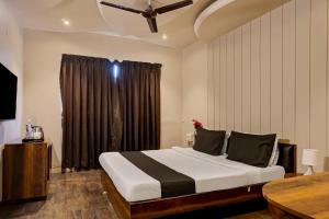 Collection O Hotel Nanashree Grand客房内的一张或多张床位