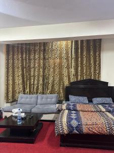 伊斯兰堡Islamabad lodges apartment suite的客厅配有沙发和1张床