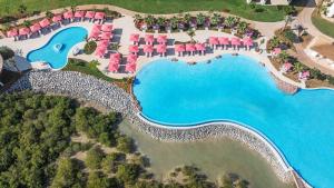 拉斯阿尔卡麦Anantara Mina Al Arab Ras Al Khaimah Resort的享有带游泳池的度假村的空中景致