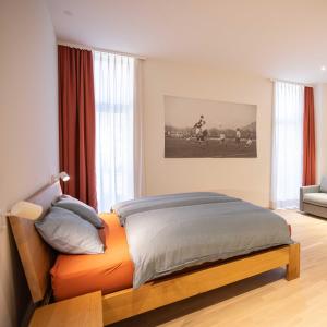 PorzaLocanda della Masseria的一间卧室配有一张带橙色床罩的床