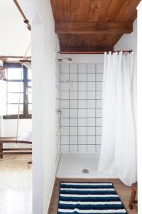 San Juan de la RamblaEl Hostal del Cubo的浴室设有蓝色和白色地毯的淋浴。