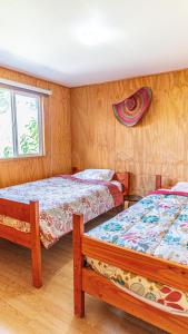 巴拉斯港Cabañas Estrella del Sur的一间卧室设有两张床和窗户。