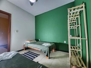 塞拉Refugio em costa bela Beach的一间设有绿色墙壁和梯子的房间