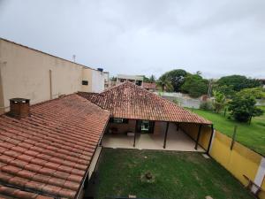 塞拉Refugio em costa bela Beach的屋顶建筑的顶部景观