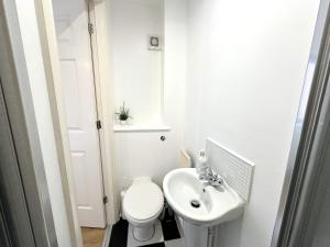 格拉斯哥Private room with en-suite and parking in shared flat的白色的浴室设有卫生间和水槽。